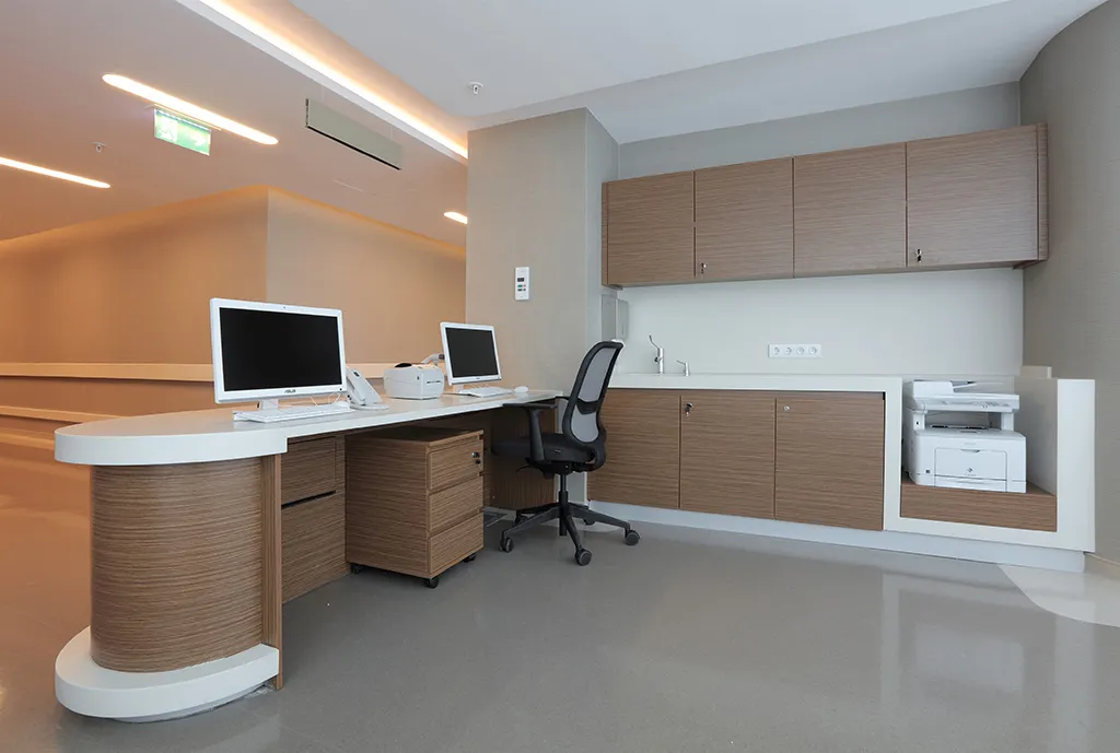 Klinik Karşılama Bankosu ve Özel Mimari Ahşap Banko Üretimi